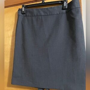 Banana Republic (8 Petite) Women’s Black Professional Side Zip Back Pleat Skirt